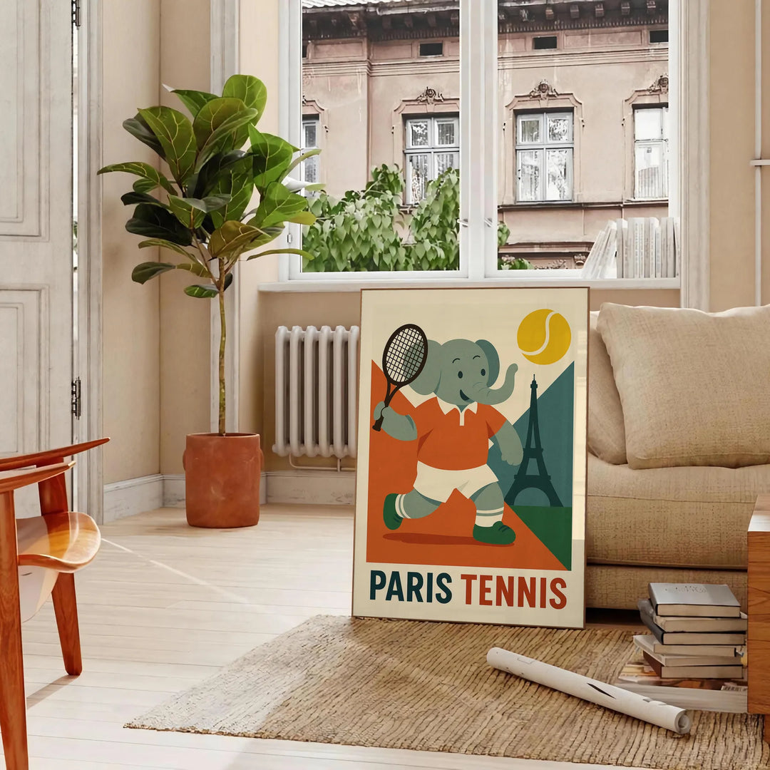 子供部屋や遊び場にぴったりのエレファントテニスポスター。鮮やかな緑とオレンジの色合いが魅力的です。