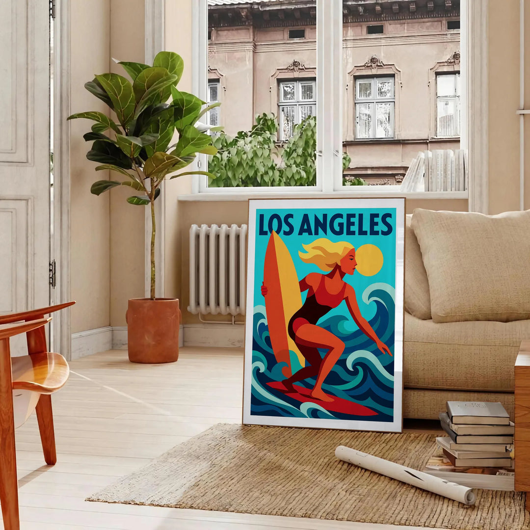 Lebendige Los Angeles Surf Poster mit auffälligen roten und blauen Farben, ideal für Strandliebhaber und Surffans. Erhältlich