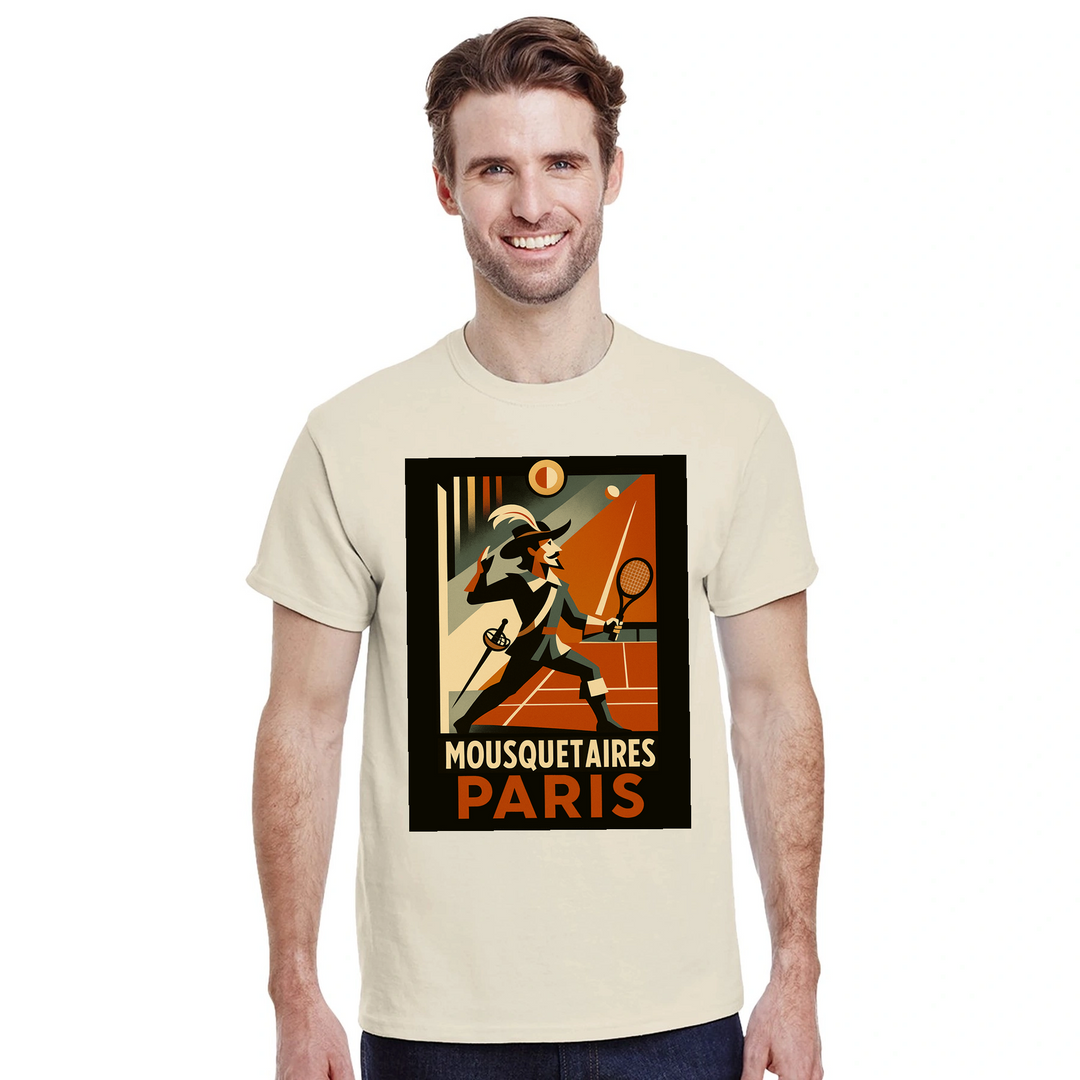 パリのエッセンスを感じるスタイリッシュなテニスTシャツ。テニス愛好者とファッション好きに最適な一着。サイズはSからXXLまで揃っています。