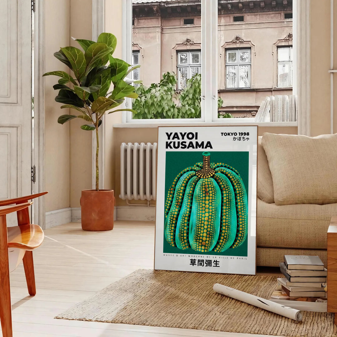 Vibrants Pumpkin Yayoi Kusama plakāts ar izteiksmīgām zaļām un baltām krāsām, kas atspoguļo japāņu mākslas būtību. Pieejams 5