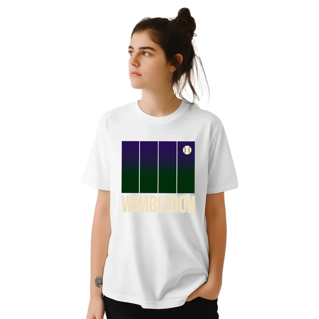 ウィンブルドンテニスTシャツ。アイコニックなトーナメントにインスパイアされたデザインで、コート内外でスタイルをアップグレード。テニスファンやプレイヤーに最適な一枚。サイズはSからXXLまで。