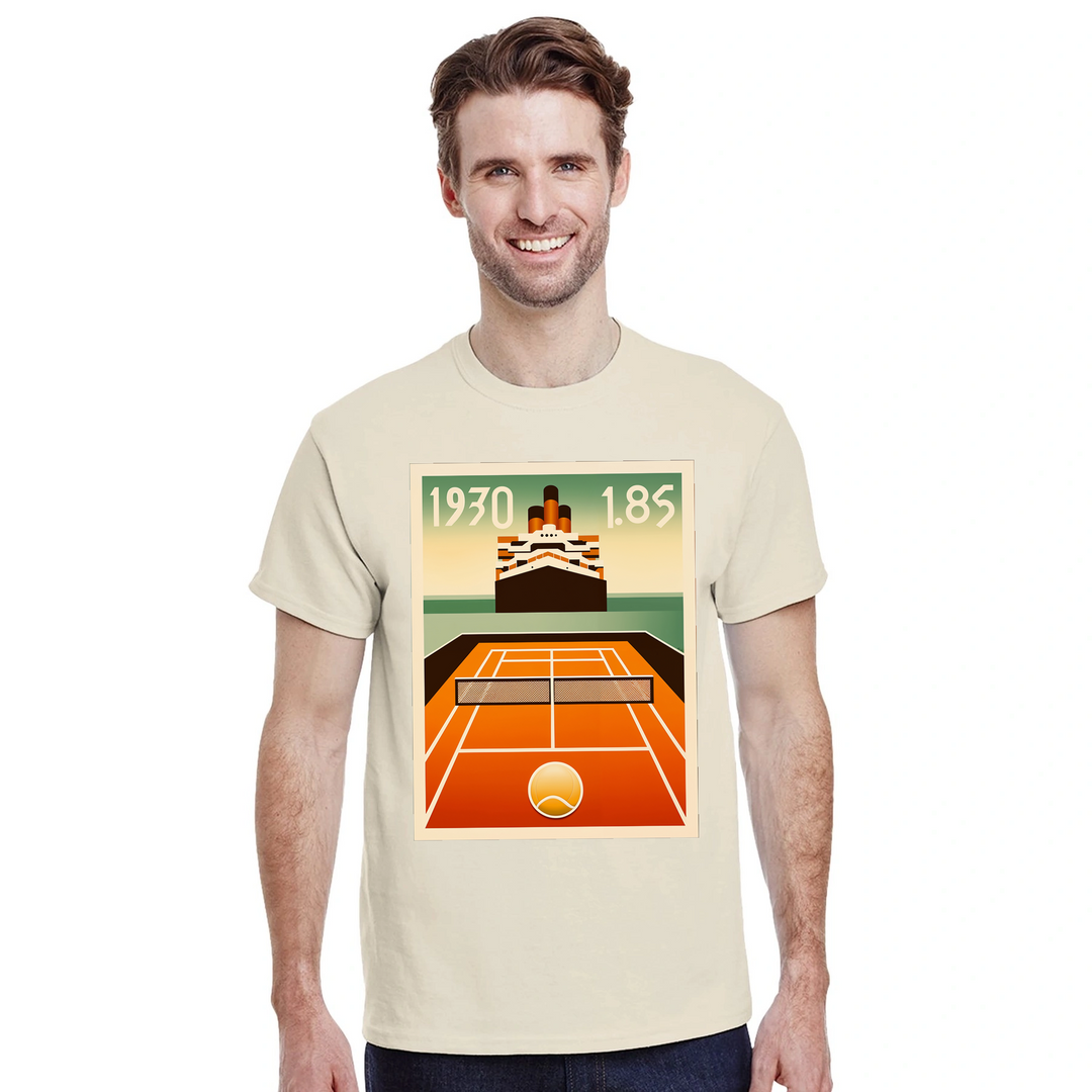 タイタニックテニスTシャツ。クラシックなタイタニックのエレガンスとテニスの楽しさを融合したユニークなデザインのTシャツ。サイズ: S, M, L, XL, XXL。