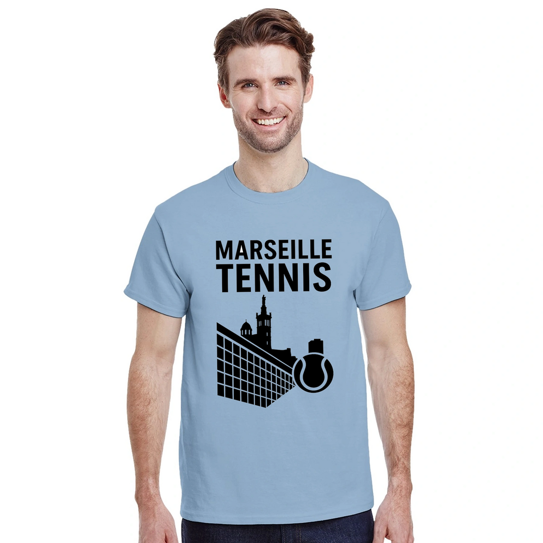 T-shirt Marseille Tennis con design vivace, perfetta per gli appassionati di tennis. Comfort e stile per ogni occasione