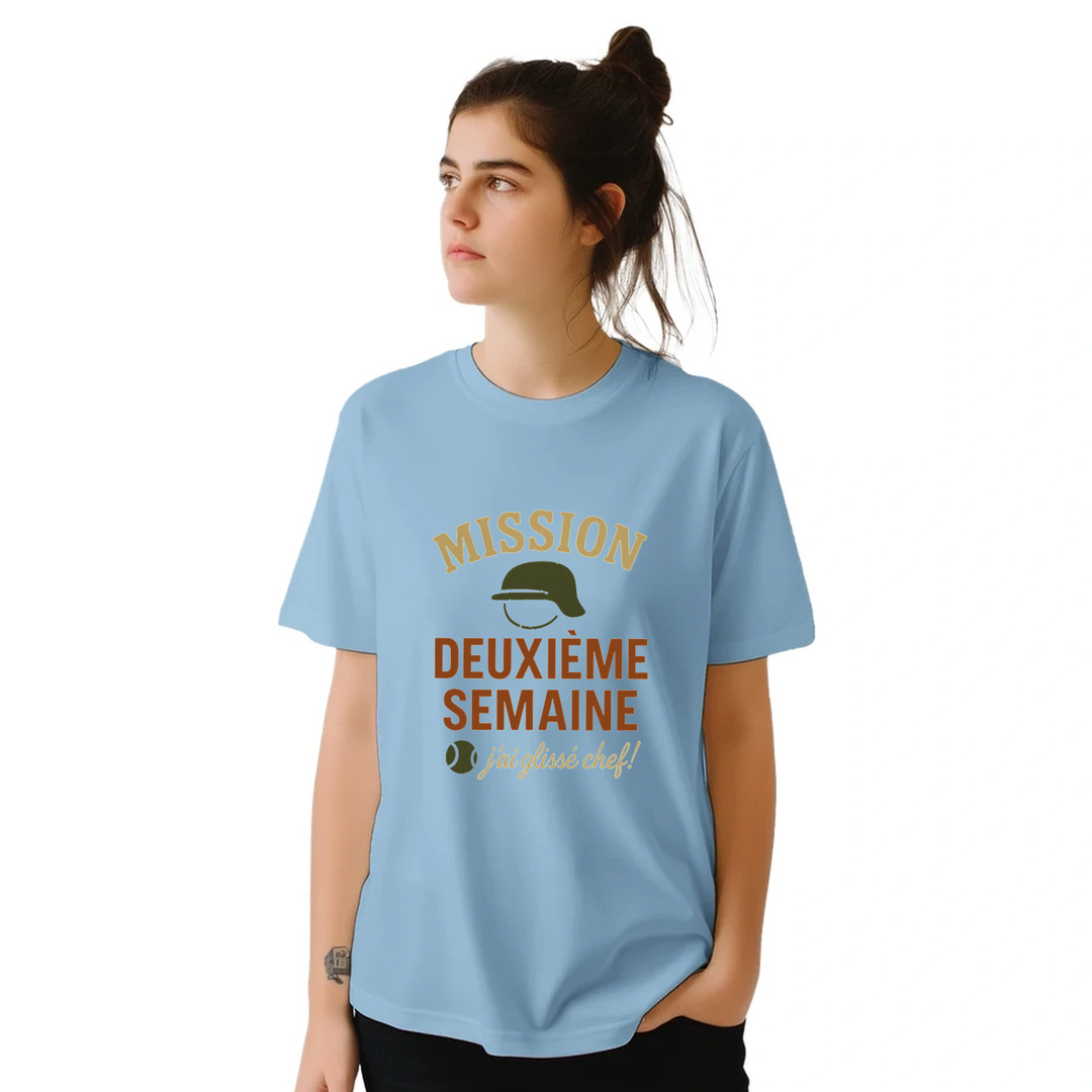 テニス愛好者に最適な"Mission 2eme Semaine Tennis" Tシャツ。快適さとスタイルを兼ね備えたこのTシャツで、コート内外で目立ちましょう。サイズはSからXXLまで。