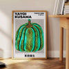 Krāsains Pumpkin Yayoi Kusama plakāts ar zaļiem un dzelteniem toņiem, pieejams izmēros 50x70 vai 30x40, papildina jūsu telpu