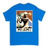 T-shirt Miami Tennis: design vibrante che cattura lo spirito energetico del tennis a Miami, in cotone morbido e traspirante p