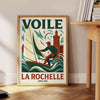 Ανακαλύψτε τη ζωντάνια της ναυσιπλοΐας στη Λα Ροσέλ με αυτό το εντυπωσιακό αφίσα σε κόκκινο και λευκό χρώμα. Ιδανικό για λάτρ