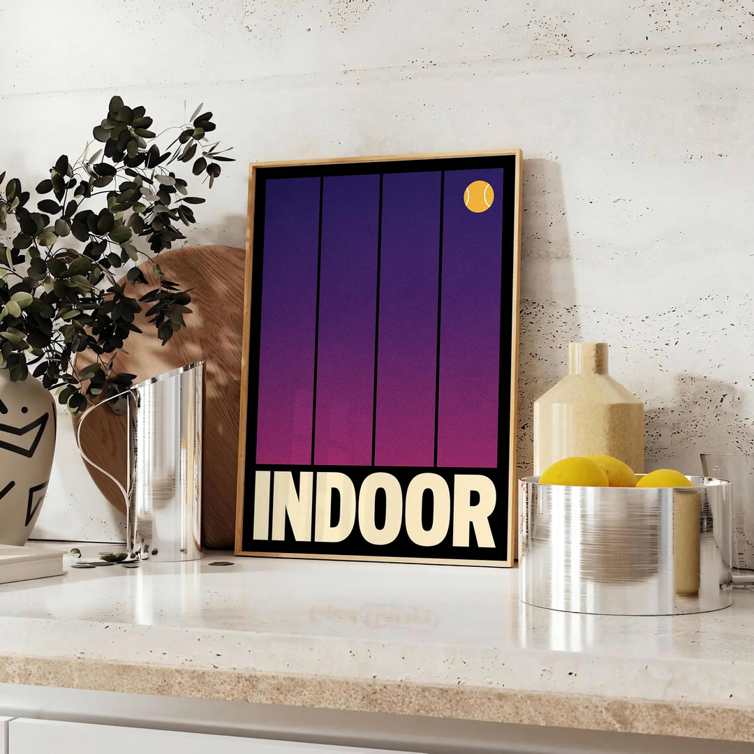 Pôster de ténis indoor em tons de roxo e cinza, ideal para amantes do ténis. Disponível em vários tamanhos: A4, 30x40 cm, 50x