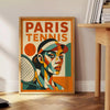 パリのキュビズムテニスポスター。鮮やかな赤と緑の色合いが特徴で、アート愛好者やテニスファンに最適。サイズは50x70 cmまたは30x40 cmから選べます。