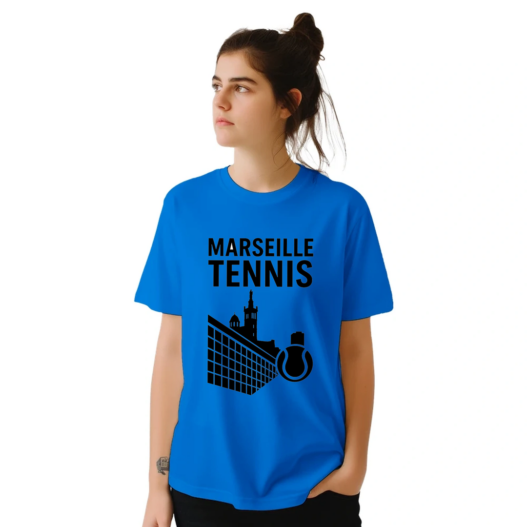 T-shirt Marseille Tennis con design vivace, perfetta per gli appassionati di tennis. Comfort e stile per ogni occasione