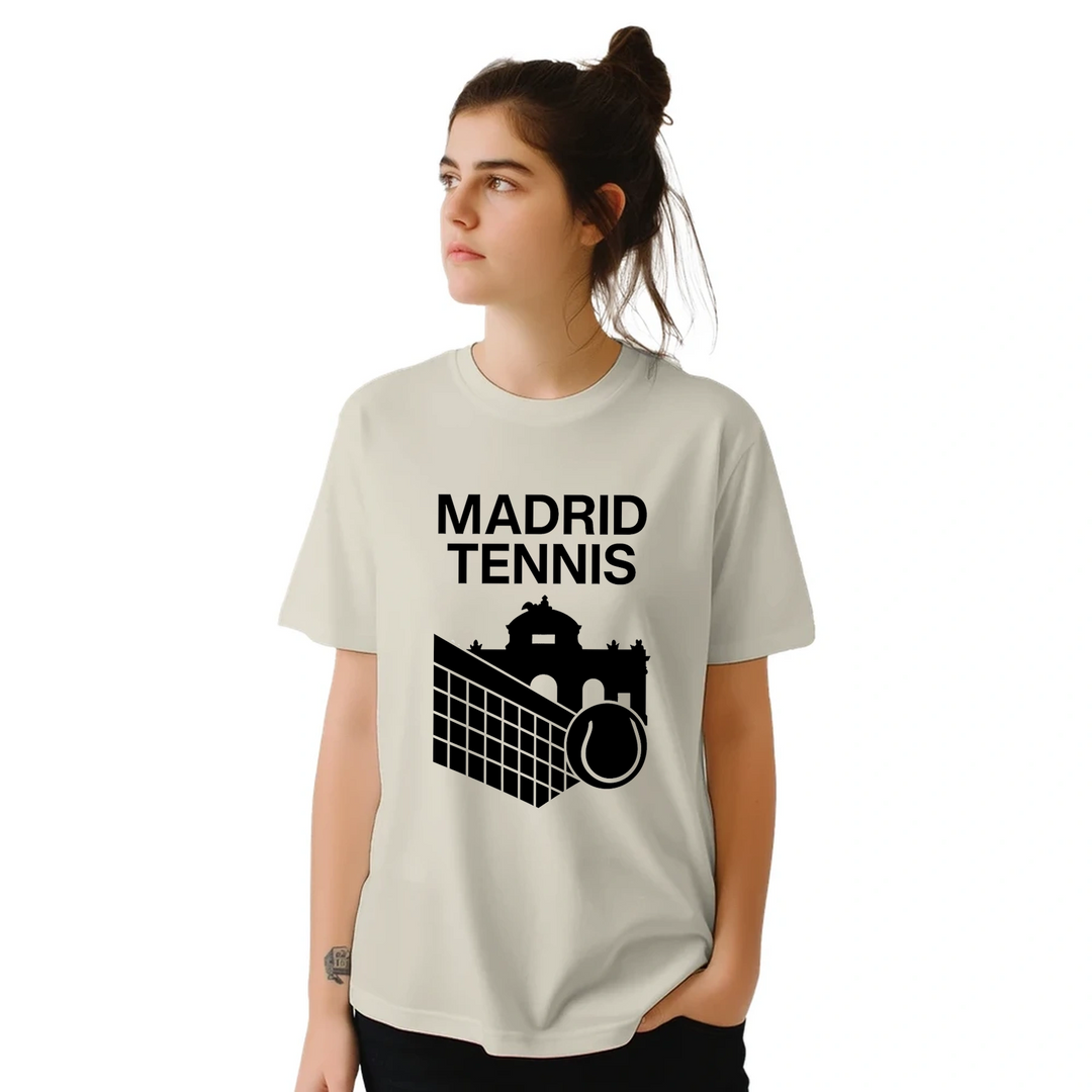 テニスへの愛とマドリッドの活気を表現するスタイリッシュなマドリッドテニスTシャツ。快適でおしゃれなデザインで、プレイヤーやファンに最適なアイテムです。