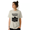 テニスへの愛とマドリッドの活気を表現するスタイリッシュなマドリッドテニスTシャツ。快適でおしゃれなデザインで、プレイヤーやファンに最適なアイテムです。