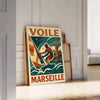 Stilvolles Poster mit Segelszene in Marseille, ideal für maritime Dekoration. Erhältlich in verschiedenen Größen