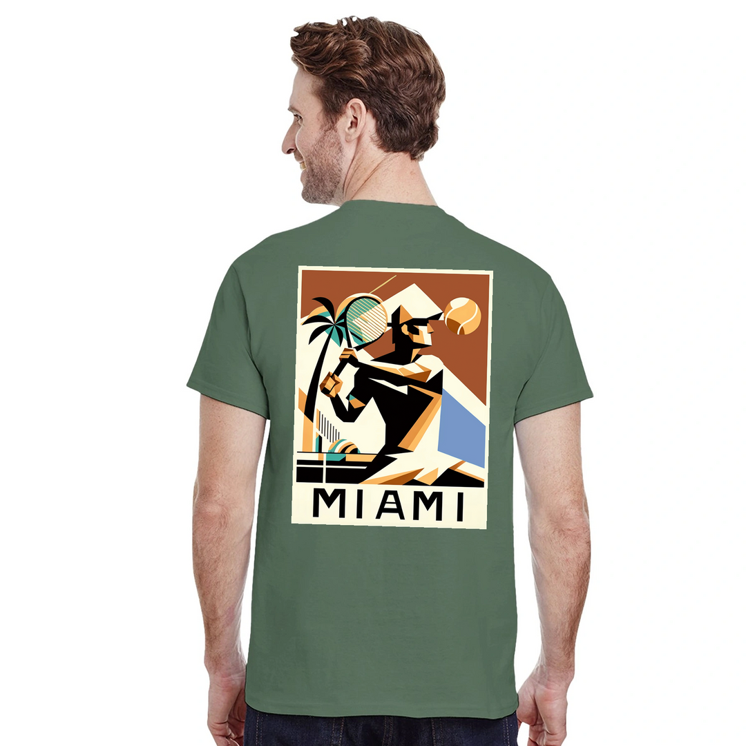 T-shirt Miami Tennis: design vibrante che cattura lo spirito energetico del tennis a Miami, in cotone morbido e traspirante p