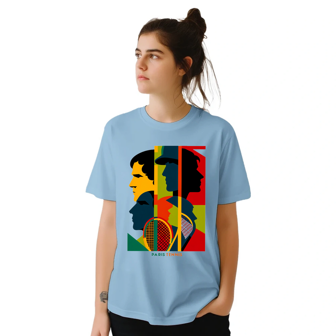 トーナメントテニスTシャツ。プレイヤーやファンに最適なスタイリッシュなティー。快適さと耐久性を兼ね備えた高品質素材使用。サイズ展開：S, M, L, XL, XXL。