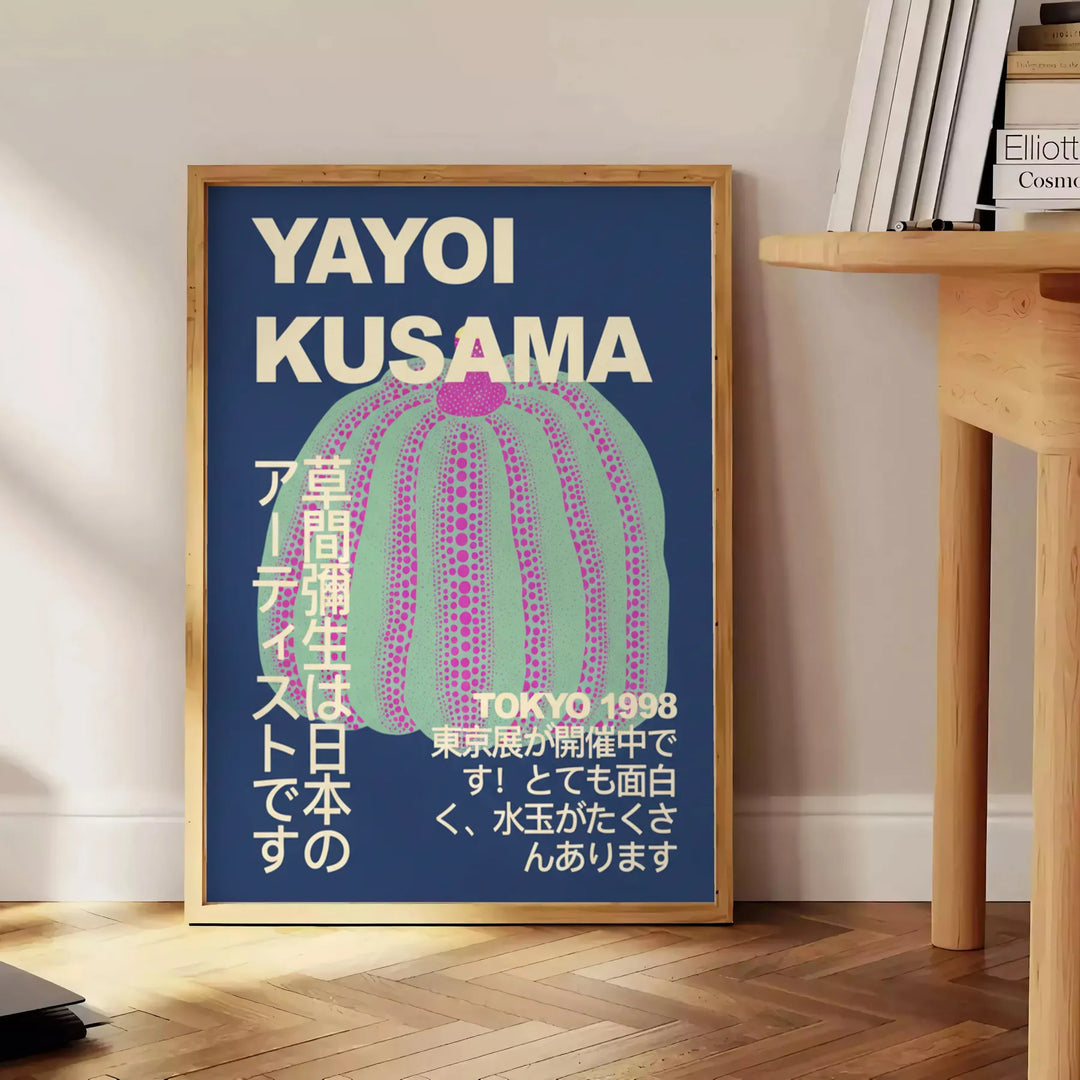 Yayoi Kusama iedvesmots ķirbju plakāts ar bagātīgām brūnām un zaļām krāsām, pieejams izmēros 50x70 vai 30x40, ideāli piemērot