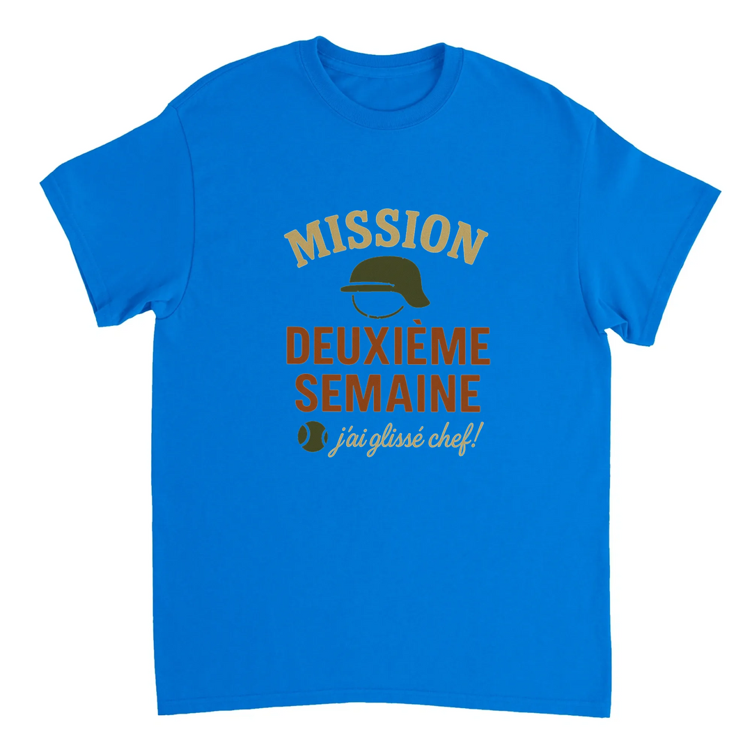 テニス愛好者に最適な"Mission 2eme Semaine Tennis" Tシャツ。快適さとスタイルを兼ね備えたこのTシャツで、コート内外で目立ちましょう。サイズはSからXXLまで。
