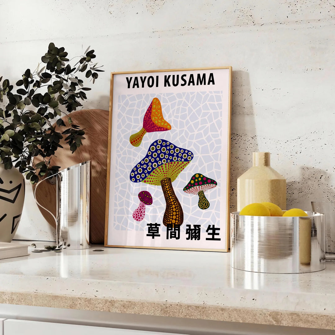Plakat z motywem grzybów w stylu Yayoi Kusama, w intensywnych czerwonych i zielonych kolorach. Idealny do każdego wnętrza, do