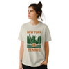 ニューヨークのテニスシーンを感じさせるスタイリッシュなTシャツ。快適で通気性のあるコットン素材を使用し、スポーツ愛好家や都市のトレンドセッターに最適です。