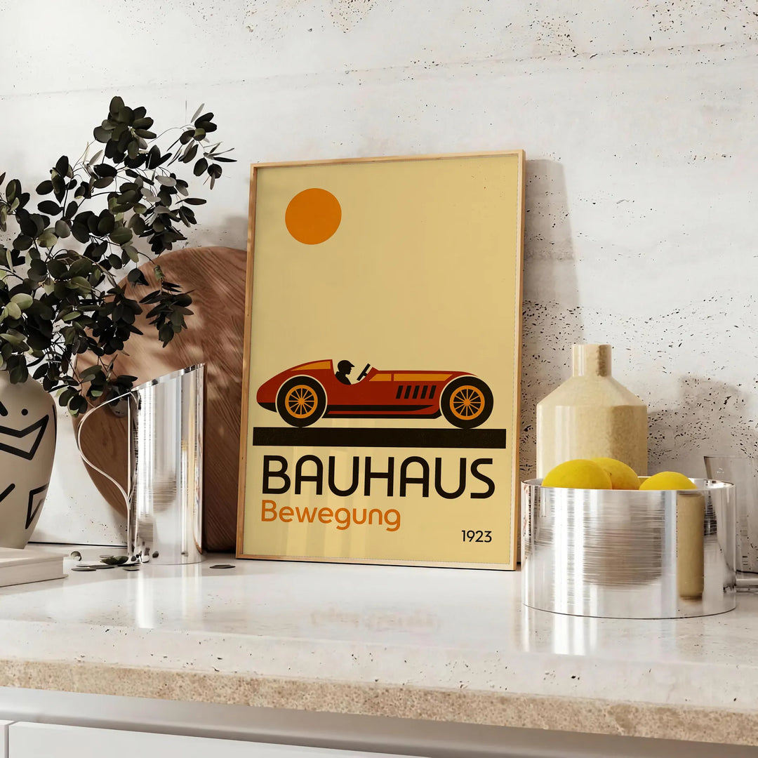 Atemberaubendes Bauhaus-Auto-Poster in Rot und Braun, erhältlich in 50x70 oder 30x40 cm, wahlweise gerahmt oder ungerahmt. Pe