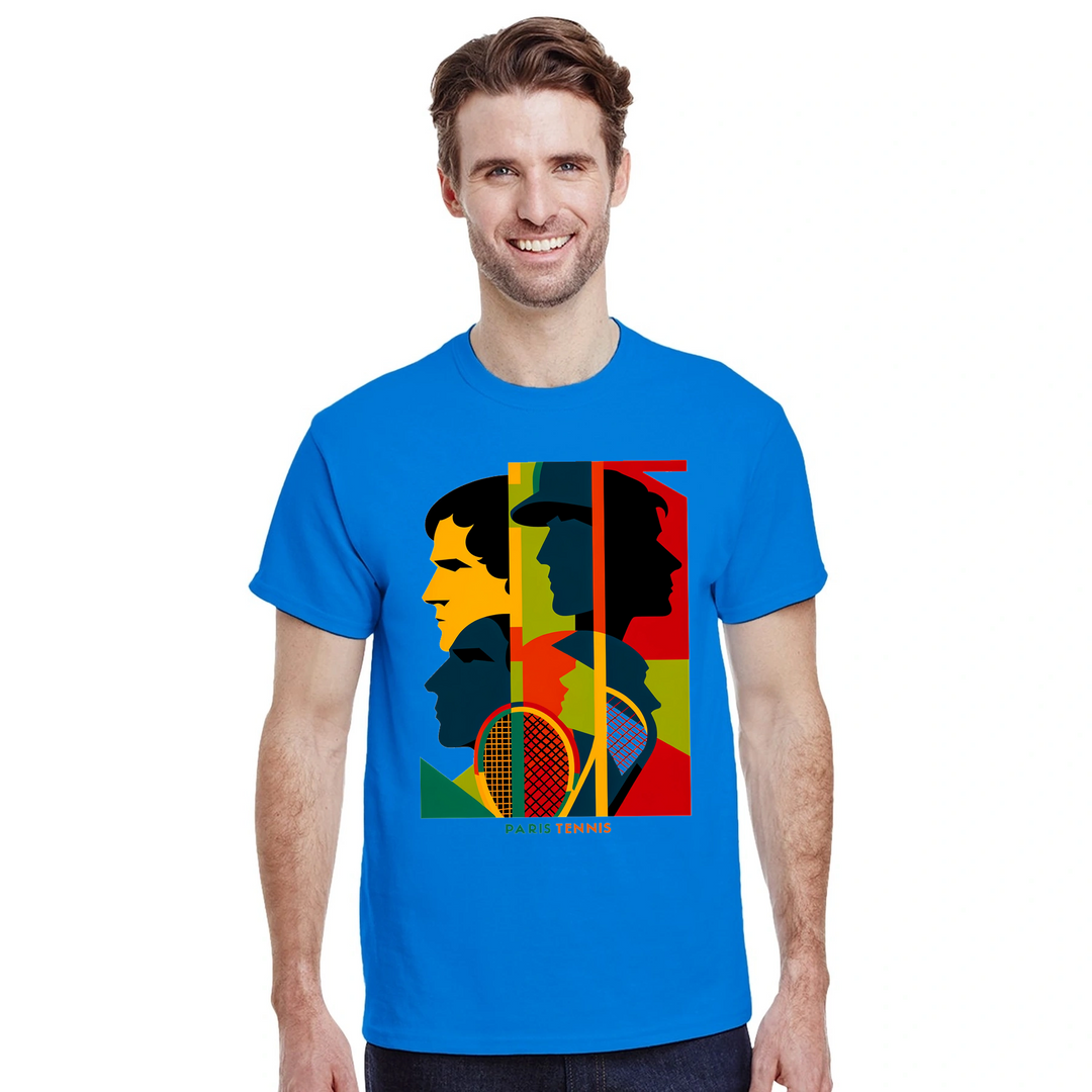 トーナメントテニスTシャツ。プレイヤーやファンに最適なスタイリッシュなティー。快適さと耐久性を兼ね備えた高品質素材使用。サイズ展開：S, M, L, XL, XXL。