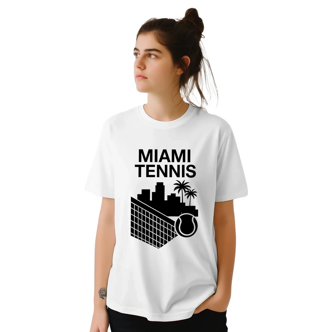 マイアミテニスTシャツは、スポーティーさとシックさを兼ね備えたデザインで、快適な着心地を提供します。テニス愛好者にぴったりの一枚です。