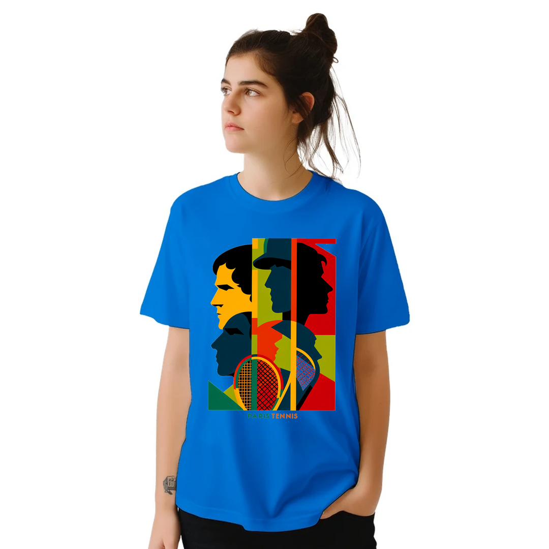 トーナメントテニスTシャツ。プレイヤーやファンに最適なスタイリッシュなティー。快適さと耐久性を兼ね備えた高品質素材使用。サイズ展開：S, M, L, XL, XXL。