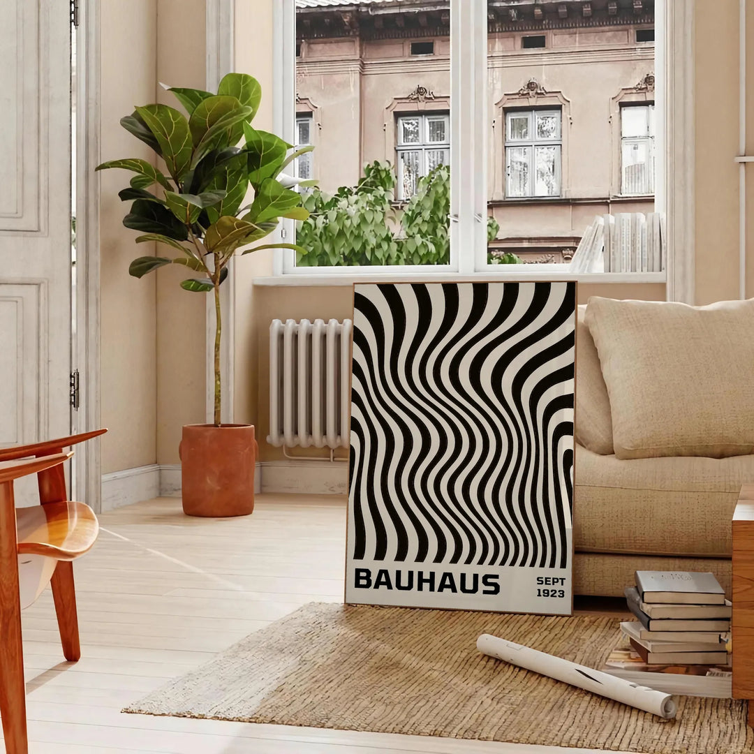 バウハウスのエレガンスを感じる黒いラインのポスター。グレーとオレンジのアクセントが特徴で、アート愛好家に最適。50x70または30x40のサイズで、額装または額なしで購入可能。フランスでデザインされ、高解像度のFSC認証プレミアム品質で印刷されていま