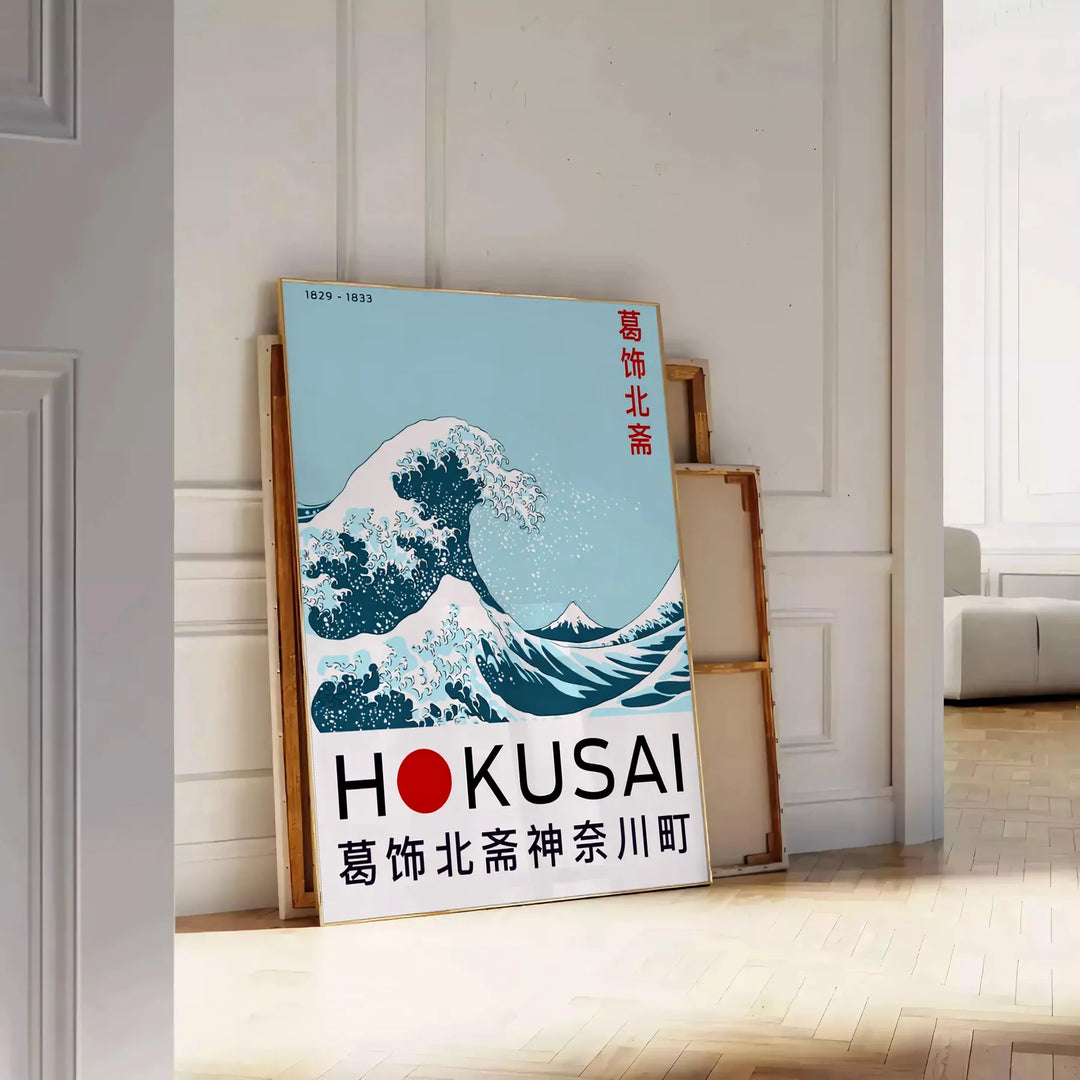 Hokusai Wave japansk affisch i röda och grå toner, tillgänglig i 50x70 eller 30x40 dimensioner, perfekt för att förhöja din i