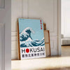 Hokusai Wave japansk affisch i röda och grå toner, tillgänglig i 50x70 eller 30x40 dimensioner, perfekt för att förhöja din i