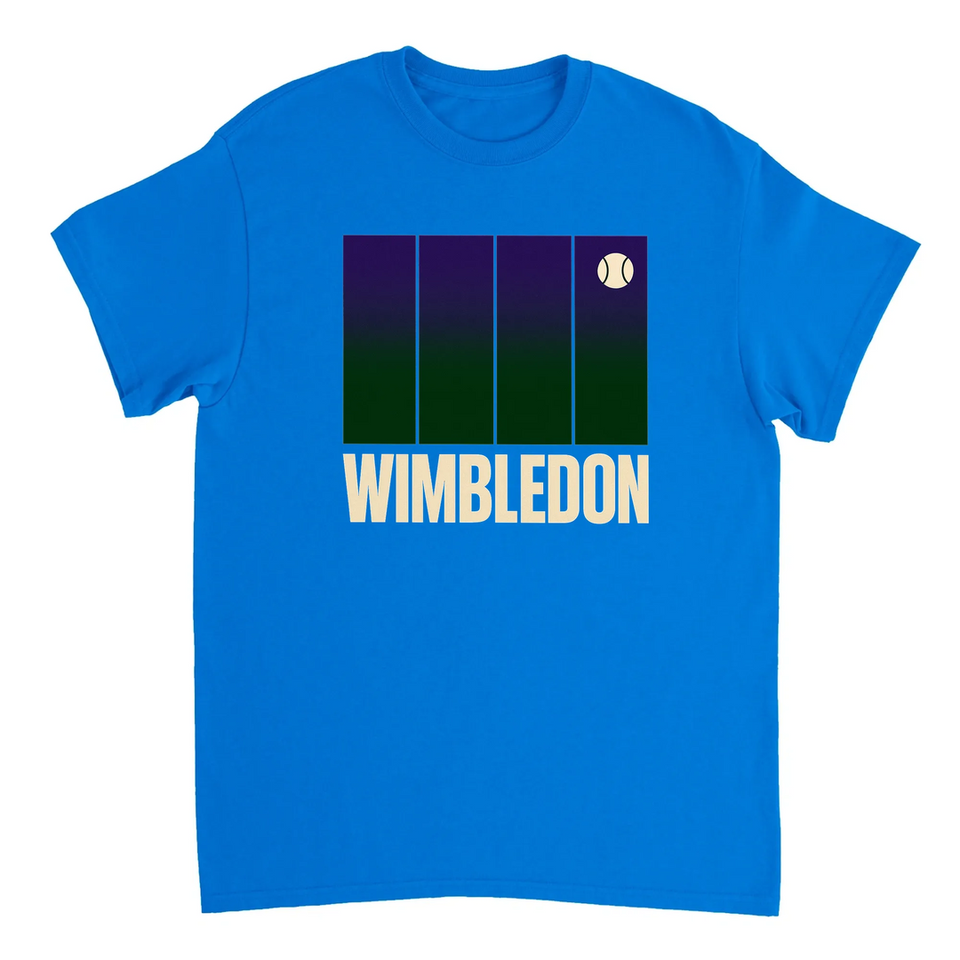 ウィンブルドンテニスTシャツ。アイコニックなトーナメントにインスパイアされたデザインで、コート内外でスタイルをアップグレード。テニスファンやプレイヤーに最適な一枚。サイズはSからXXLまで。