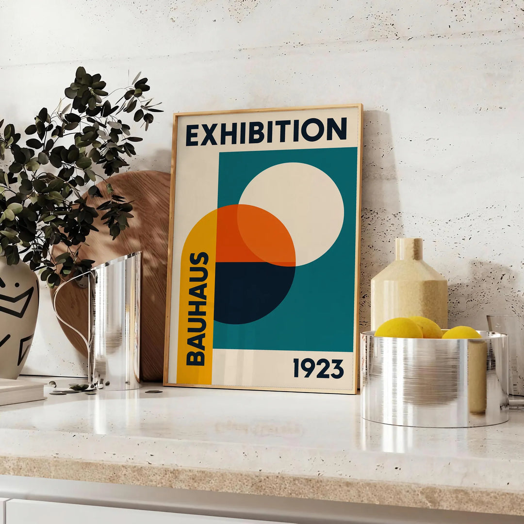 Póster vibrante em azul e verde inspirado no design icónico da Bauhaus, disponível em tamanhos 50x70 ou 30x40