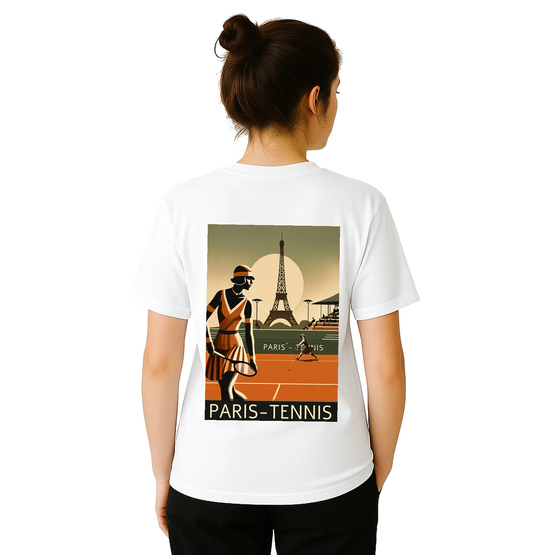 Tennis T-shirt med stilren design inspirerad av Paris, perfekt för tennisälskare. Finns i storlekarna S till XXL