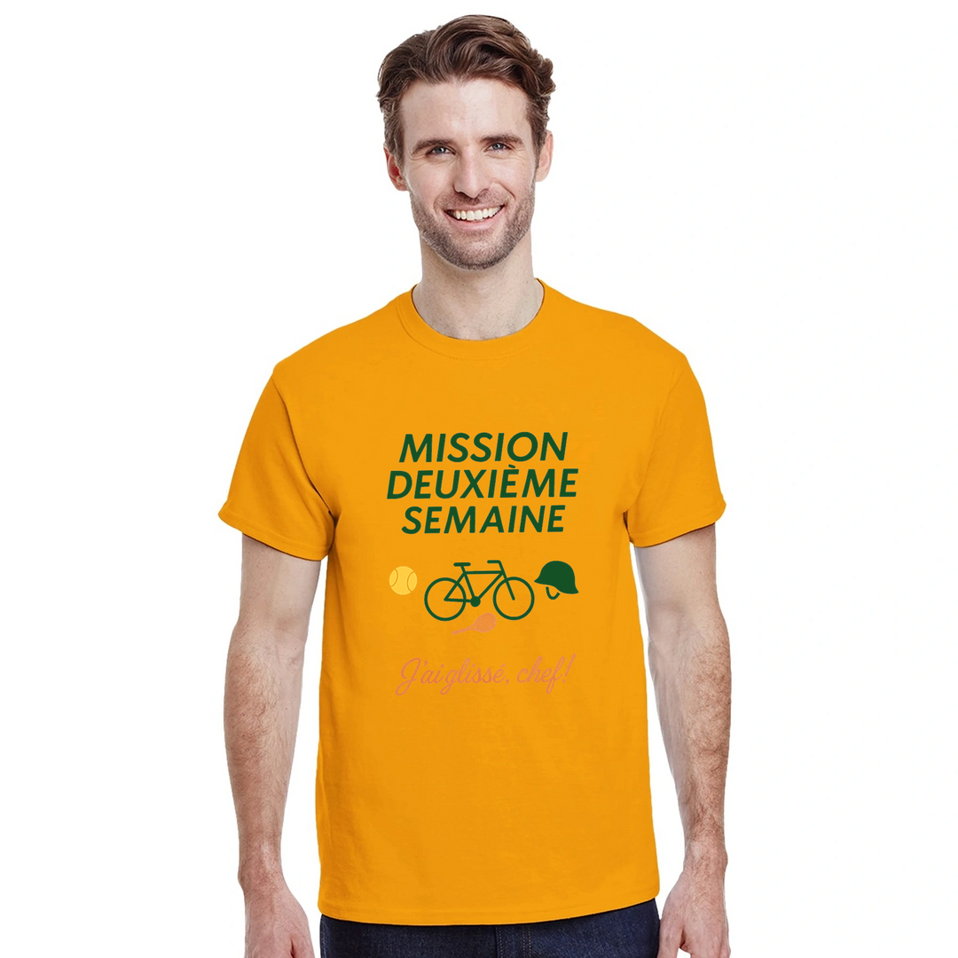 テニス愛好者のためのスタイリッシュな「ミッション2エメセマインテニス2」Tシャツ。快適さとスタイルを兼ね備えた高品質のコットン製。