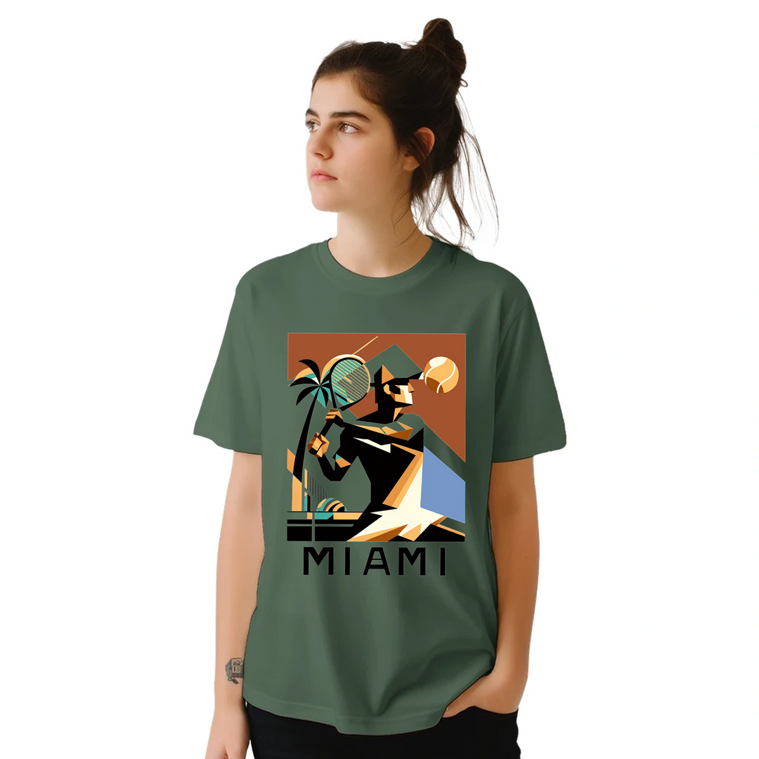 テニス愛好者にぴったりなマイアミテニスTシャツ。ゲームの精神と南フロリダの陽気な雰囲気を捉えたユニークなデザイン。サイズはS、M、L、XL、XXLから選べます。