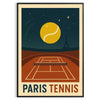夜のパリの魅力を感じる「パリ・テニス・バイ・ナイト」ポスター。大胆な黒と赤のトーンで、どんな空間にもエレガンスを加えます。