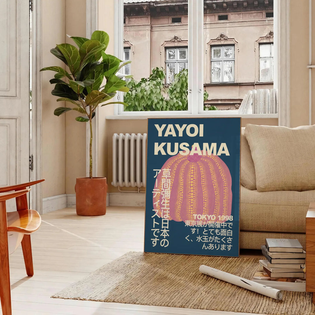 Yayoi Kusama Pumpkins plakāts ar pievilcīgām brūnām un pelēkām krāsām, izmēros 50x70 vai 30x40 cm, ideāli piemērots mājas dek