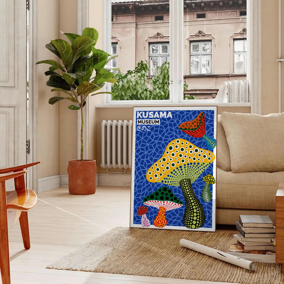 Mushroom Yayoi Kusama affisch med livfulla gröna och gula färger, perfekt för att dekorera ditt hem med japansk konst. Finns