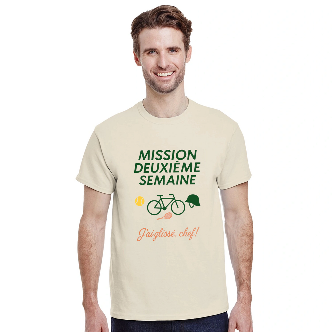 テニス愛好者のためのスタイリッシュな「ミッション2エメセマインテニス2」Tシャツ。快適さとスタイルを兼ね備えた高品質のコットン製。