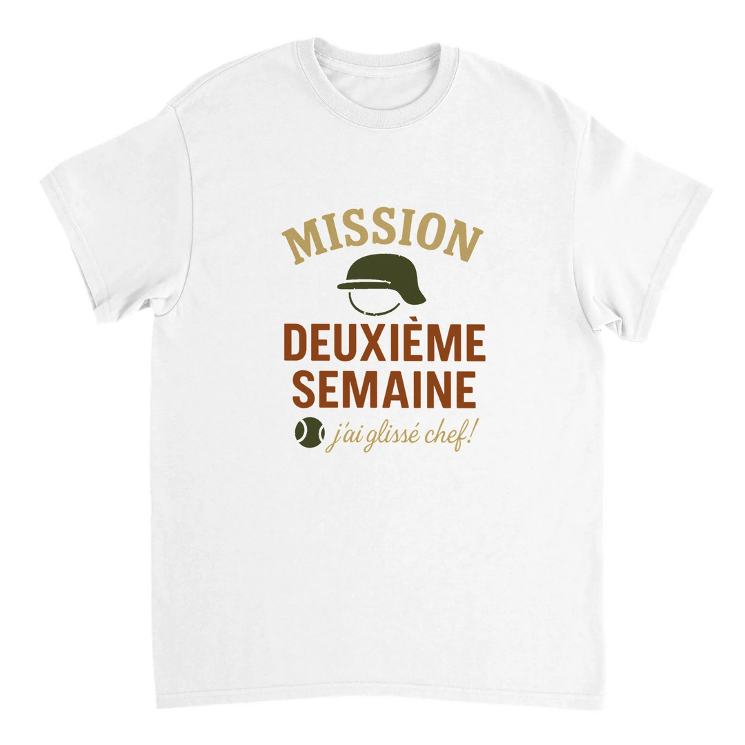 テニス愛好者に最適な"Mission 2eme Semaine Tennis" Tシャツ。快適さとスタイルを兼ね備えたこのTシャツで、コート内外で目立ちましょう。サイズはSからXXLまで。