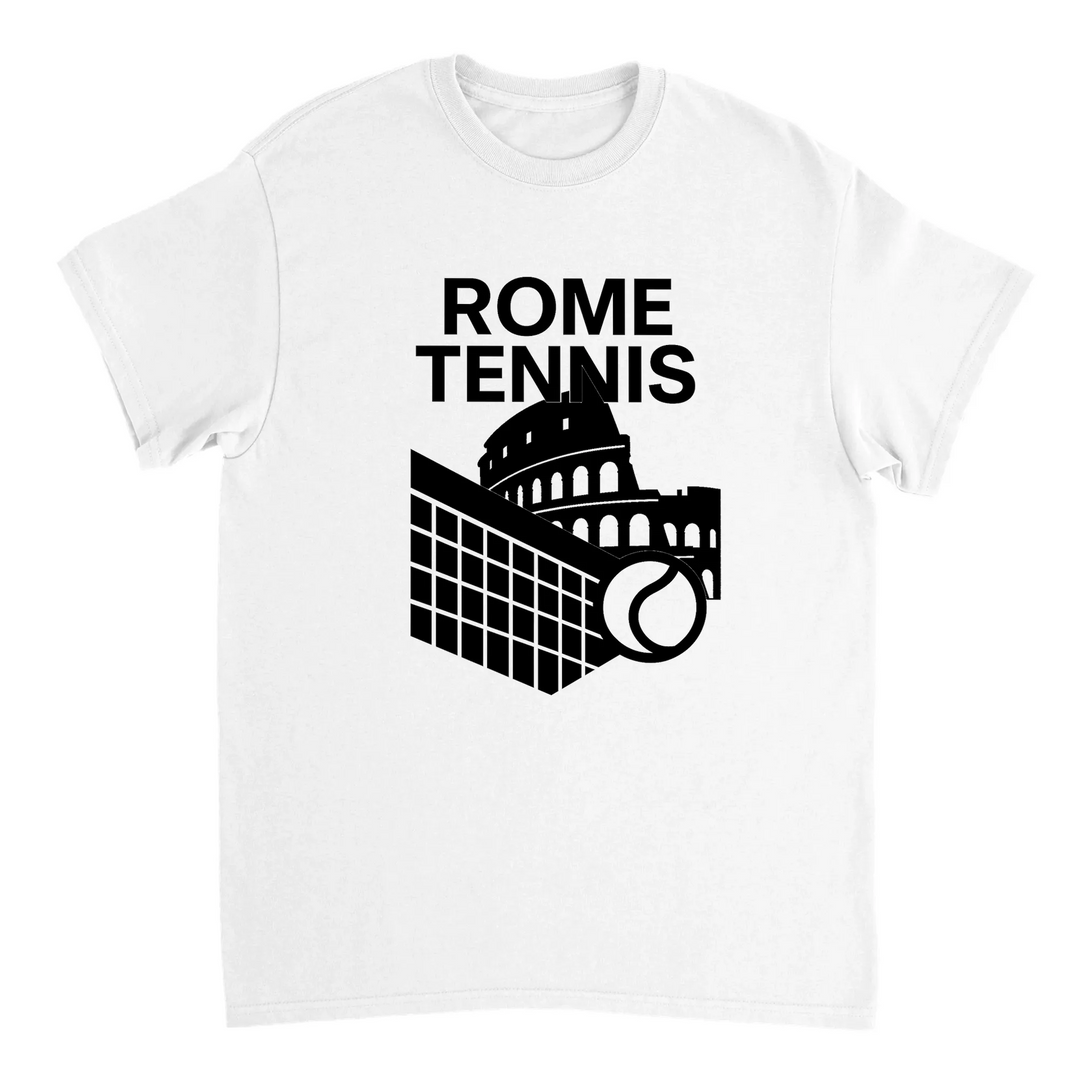 ローマテニス5 Tシャツは、テニスの活気ある精神にインスパイアされたユニークなデザインで、スタイルを引き立てます。コートやカジュアルな外出に最適な必需品です。サイズ展開: S, M, L, XL, XXL