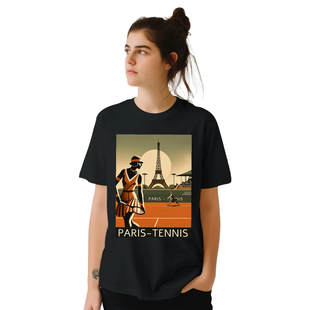 パリのテニスをテーマにしたおしゃれなTシャツ。テニス愛好者にぴったりのデザインで、スタイルを引き立てます。サイズはSからXXLまで選べます。