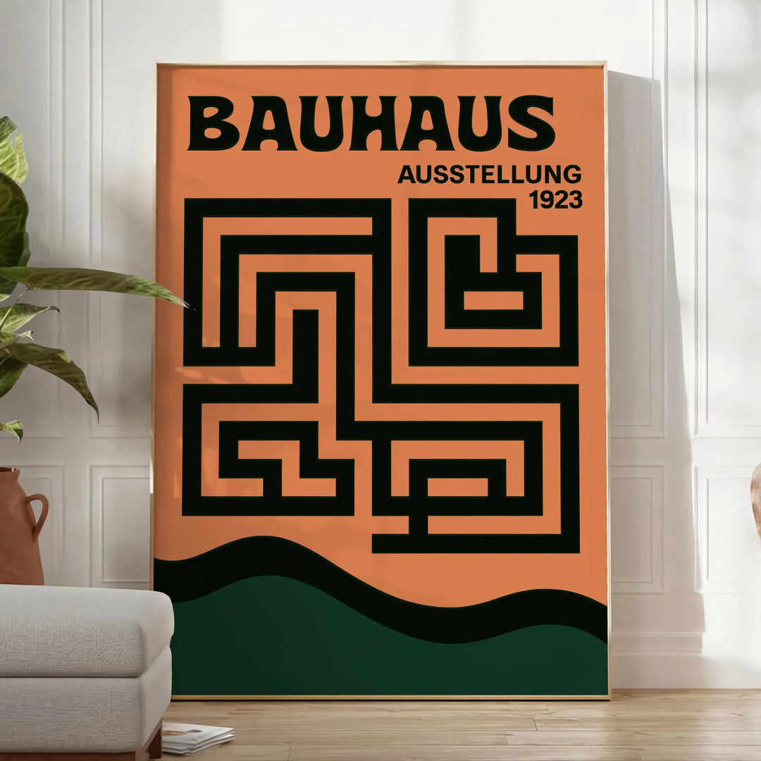 Bauhaus Labyrinth plakāts ar dzīvīgu zaļu un pelēku krāsu, vintage stila mākslas darbs, kas piešķir mūsdienīgu pieskārienu jū