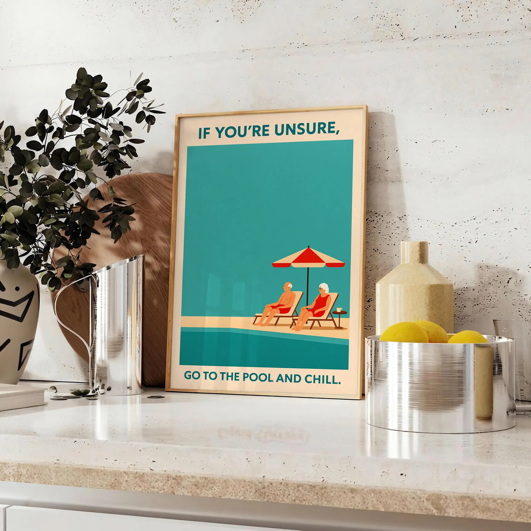 Motivācijas plakāts "Dodieties uz baseinu un atpūtieties" ar siltām brūnām un oranžām krāsām, ideāli piemērots relaksējošai a