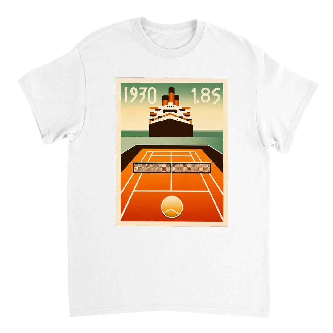 タイタニックテニスTシャツ。クラシックなタイタニックのエレガンスとテニスの楽しさを融合したユニークなデザインのTシャツ。サイズ: S, M, L, XL, XXL。