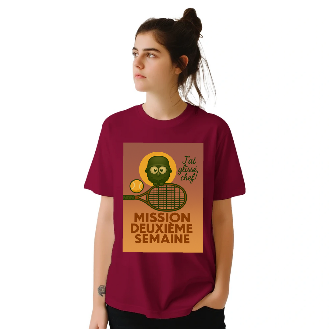 テニス愛好者のためのスタイリッシュなMission 2eme SemaineテニスTシャツ。快適な着心地で、コート内外でのプレイをサポートします。