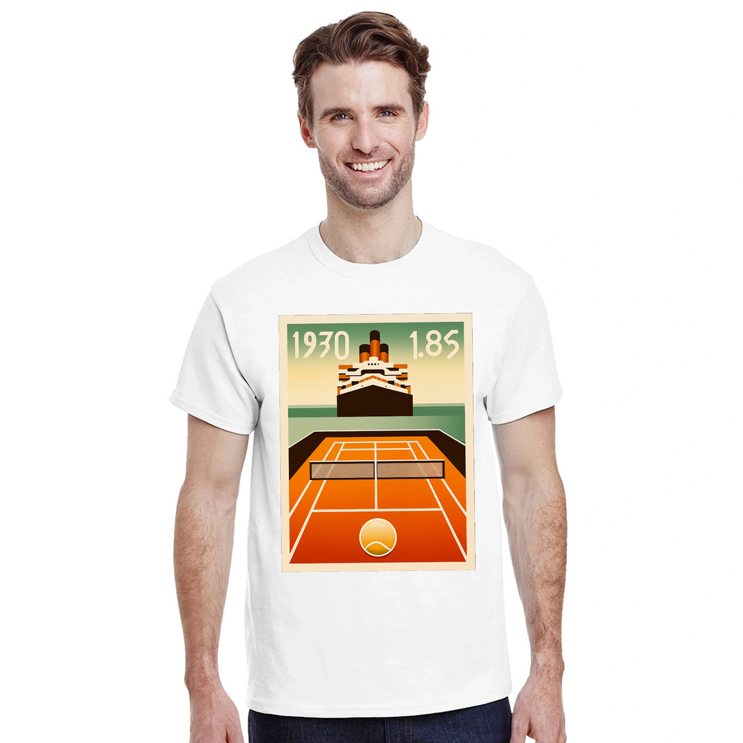 タイタニックテニスTシャツ。クラシックなタイタニックのエレガンスとテニスの楽しさを融合したユニークなデザインのTシャツ。サイズ: S, M, L, XL, XXL。