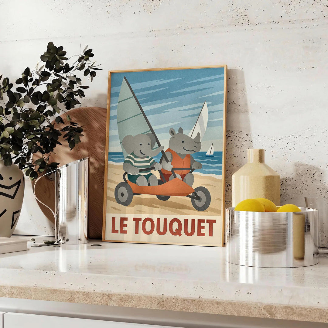 Ανακαλύψτε τον μαγευτικό κόσμο του αφίσας μας με έναν χαριτωμένο ελέφαντα και ρινόκερο στο Λε Τουκέ, ενώ κάνουν σάντ γιοτ. Οι