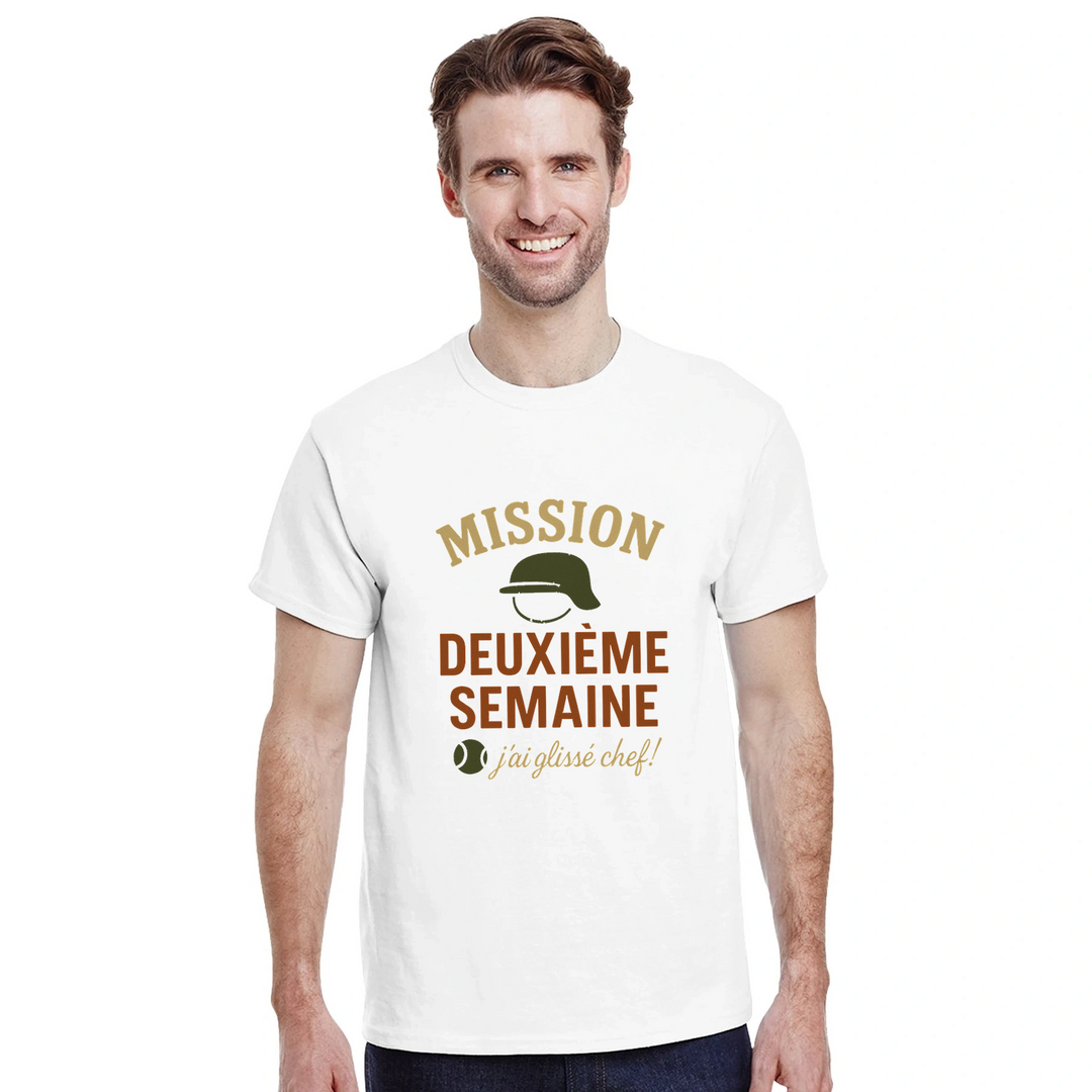 テニス愛好者に最適な"Mission 2eme Semaine Tennis" Tシャツ。快適さとスタイルを兼ね備えたこのTシャツで、コート内外で目立ちましょう。サイズはSからXXLまで。