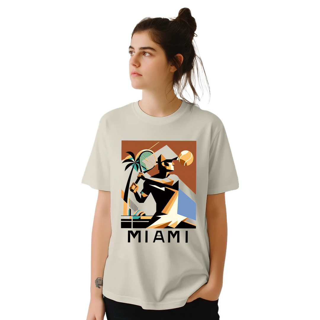 テニス愛好者にぴったりなマイアミテニスTシャツ。ゲームの精神と南フロリダの陽気な雰囲気を捉えたユニークなデザイン。サイズはS、M、L、XL、XXLから選べます。